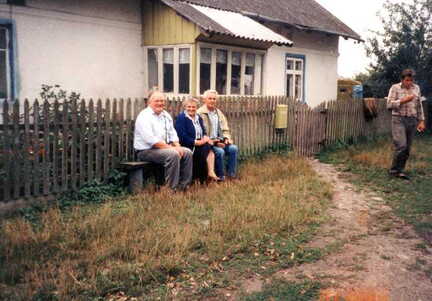 116 1012 Im Sommer 1992 die Geschwister Hans Anne marie und Werner Bessel vor ihrem Elternhaus