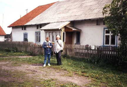 116 1015 Werner Bessel mit Tochter Renate im Sommer 1997 neben seinem Elternhaus